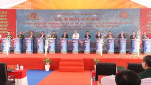 [Foto] Líder partidista vietnamita asiste a ceremonia de colocación de la primera piedra de Escuela Internado de Educación Primaria y Secundaria en provincia de Dak Lak