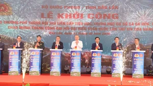 El secretario general del Partido Comunista de Vietnam, To Lam, asiste a la ceremonia de inicio de la construcción de la escuela interna de educación primaria y secundaria en la comuna de Ea Rok, provincia de Dak Lak (Foto: Nhan Dan)