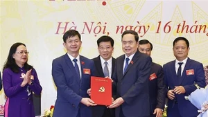 El presidente de la Asamblea Nacional, Tran Thanh Man, presenta las desiciones en la cita. (Foto: VNA)