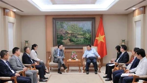 En el encuentro entre el vicepremier Nguyen Chi Dung y Fung Wai Ka Thomas, director de la empresa de infraestructura CCC (Foto: VNA)