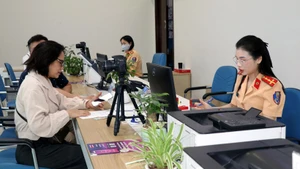 En el Centro de Servicios Administrativos Públicos en Quang Ninh. (Foto: VNA)