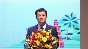 Do Quoc Hung, subdirector del Departamento de Desarrollo de Mercados Exteriores del Ministerio de Industria y Comercio de Vietnam, habla en el evento. (Foto: VNA)