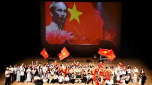 El programa artístico especial “Orgullosos de una franja de montañas y ríos” se lleva a cabo en la ciudad japonesa de Higashi Osaka.