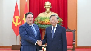 El secretario general del Partido Comunista de Vietnam, To Lam (derecha), y el embajador de Estados Unidos en el país, Marc E. Knapper. (Foto: Nhan Dan)