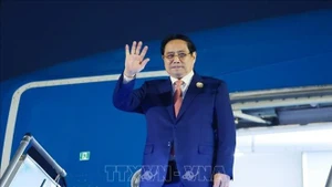 El primer ministro de Vietnam, Pham Minh Chinh, concluye su viaje de trabajo a Laos (Foto: VNA)