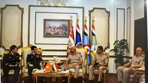 Panorama de la reunión entre el ministro de Defensa de Vietnam, general Phan Van Giang, y su homólogo egipcio, general Abdel Mageed Saqr. (Foto: VNA)