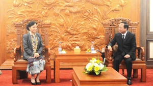 Trinh Van Quyet, secretario del Comité Central del PCV y jefe de su Comisión de Propaganda, Educación y Movilización de Masas, se reúne con Inlavan Keobounphanh, integrante del Comité Central del PPRL y vicepresidenta permanente del FLCN. (Foto: Nhan Dan)