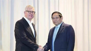 El primer ministro de Vietnam, Pham Minh Chinh (derecha) y el presidente y director ejecutivo del grupo Ericsson, Borje Ekholm (Foto: VNA)