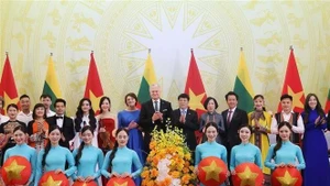 El presidente vietnamita Luong Cuong y su esposa, el presidente lituano Gitanas Nauseda y su esposa, con artistas vietnamitas. (Foto: VNA)