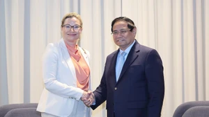 [Foto] Premier vietnamita recibe a representantes de grandes corporaciones suecas