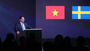 El primer ministro Pham Minh Chinh habla en el Foro Empresarial Vietnam-Suecia. (Foto: VNA)