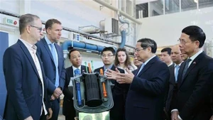 El primer ministro Pham Minh Chinh (segundo a la derecha) visita la división de ciencia e ingeniería nuclear (NSE) del Departamento de Física del Real Instituto de Tecnología (KTH) de Suecia (Foto: VNA)