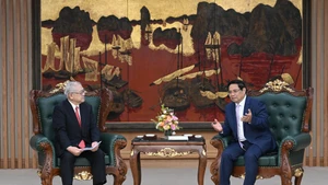 El premier vietnamita, Pham Minh Chinh (D) y el presidente de la filial de la Asociación de Amistad Japón-Vietnam en Kansai, Nishimura Teiichi (Foto: Nhan Dan)