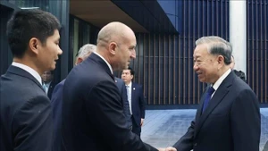El presidente búlgaro, Rumen Radev, recibe al secretario general To Lam en su visita a la empresa de defensa Samel 90. (Foto: VNA)