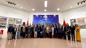 Delegados y artistas de Vietnam e Indonesia en el evento.
