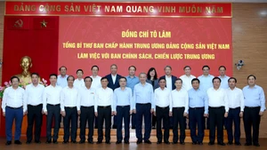 [Foto] Líder partidista vietnamita se reúne con Comisión de Política y Estrategia del Comité Central del PCV