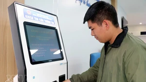 Aplicación de un software de numeración de filas en un centro de servicios de administración pública en Quang Ninh. (Foto: VNA)
