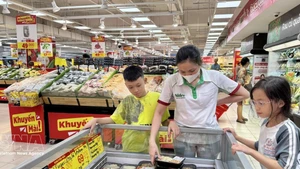 Los supermercados en Ciudad Ho Chi Minh aumentan activamente las promociones y programas de estabilización de precios en medio de las fluctuaciones del mercado. (Foto: VNA)