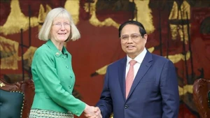 El primer ministro Pham Minh Chinh recibe a la flamante embajadora de Australia en Vietnam, Gillian Bird (Foto: VNA)