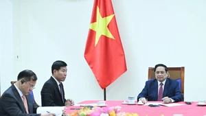 [Foto] Premier vietnamita mantiene conversación telefónica con su homólogo singapurense
