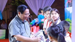 El primer ministro Pham Minh Chinh regala abrigos a los estudiantes de la comuna de Bat Mot. (Foto: VNA)