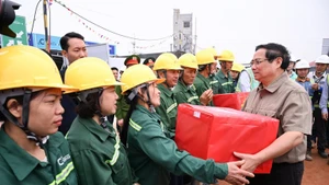 El primer ministro Pham Minh Chinh anima a los trabajadores en las obras del Aeropuerto Internacional de Gia Binh (Foto: Nhan Dan)