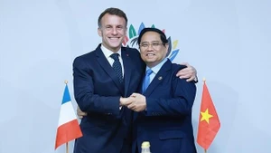 El primer ministro de Vietnam, Pham Minh Chinh, y el presidente de Francia, Emmanuel Macron. (Foto: VNA)