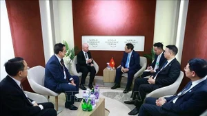 El primer ministro de Vietnam, Pham Minh Chinh, recibe a Dave West, presidente para Asia-Pacífico del grupo Cisco (Estados Unidos). (Foto: VNA)