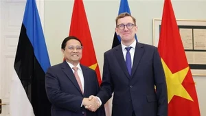 El primer ministro de Vietnam, Pham Minh Chinh, y su homólogo estonio, Kristen Michal. (Foto: VNA)