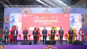 El embajador de Vietnam en Singapur, Tran Phuoc Anh, y otros delegados inauguran el Festival del Pho de Vietnam 2025 (Foto: VNA)