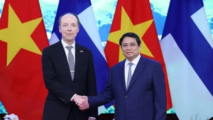 El primer ministro de Vietnam, Pham Minh Chinh, se reúne con el presidente del Parlamento de Finlandia, Jussi Halla-aho, en Hanoi. (Foto: VNA)