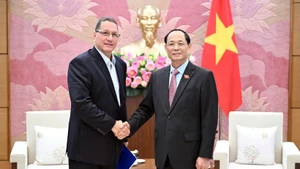 El vicepresidente de la Asamblea Nacional de Vietnam, Tran Quang Phuong, recibe al vicepresidente de Economía Productiva del Partido Socialista Unido de Venezuela, Jesús Faría. (Foto: VNA)