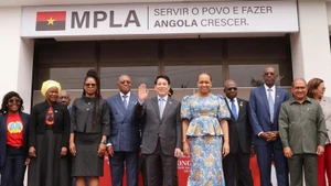 El presidente de Vietnam, Luong Cuong, y los directivos del MPLA (Foto: VNA)