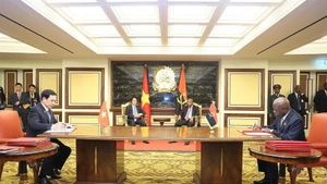 El presidente de Vietnam, Luong Cuong, y su homólogo angoleño, João Manuel Gonçalves Lourenço, presencian la firma de la Carta de Intención para la cooperación en materia de defensa entre ambos países (Foto: VNA)
