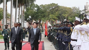 El presidente de Vietnam, Luong Cuong, y su homólogo angoleño, João Manuel Gonçalves Lourenço, en el acto de despedida (Foto: VNA)