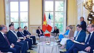 [Foto] Premier vietnamita se reúne con presidenta de Asamblea Nacional francesa