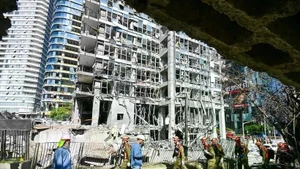 Un edificio destruido después de un ataque en Ramat Gan, Israel. (Foto: Xinhua/VNA))