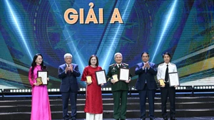 [Foto] Premier vietnamita asiste a ceremonia de entrega de Premio Nacional de Periodismo sobre lucha contra corrupción, despilfarro y fenómenos negativos
