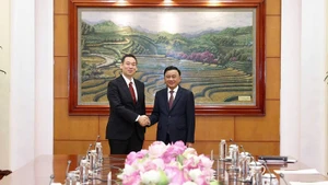 El miembro del Buró Político e integrante permanente del Secretariado del Comité Central del Partido Comunista de Vietnam, Tran Cam Tu, recibió a Tanaka Yu, vicepresidente del Presidium y jefe interino del Secretariado del Partido Comunista de Japón. (Foto: VNA)