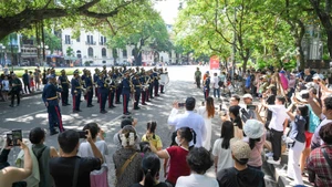 [Foto] Inauguran Concierto Mundial de Bandas de Policías en espacio peatonal del lago Hoan Kiem