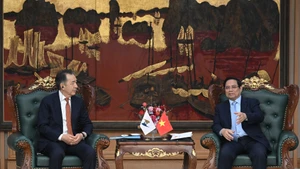 El primer ministro de Vietnam, Pham Minh Chinh (derecha), dialoga con el presidente del Consejo de la Comisión Económica Euroasiática, Bakytzhan Sagintayev (Foto: Nhan Dan)