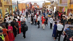 Numerosos ciudadanos visitan los espacios de exposición.