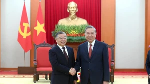 El secretario general del Partido Comunista de Vietnam (PCV), To Lam, recibe a Li Shulei, miembro del Buró Político y jefe del Departamento de Propaganda del Comité Central del Partido Comunista de China (Foto: Nhan Dan)
