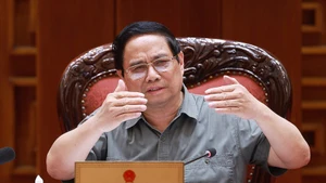 El primer ministro Pham Minh Chinh preside la reunión (Foto: VNA)