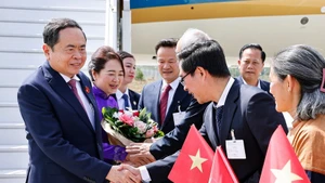 Funcionarios y personal de la Embajada, junto con la comunidad vietnamita en Suiza, reciben al presidente de la Asamblea Nacional, Tran Thanh Man, y a su esposa en el aeropuerto internacional de Ginebra. (Foto: VNA)