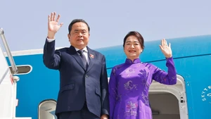 El presidente de la Asamblea Nacional de Vietnam, Tran Thanh Man, y su esposa Nguyen Thi Thanh Nga en el aeropuerto internacional Salé de Rabat (Foto: VNA)