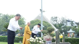 El secretario general del Partido Comunista de Vietnam, To Lam, ofrece incienso en el Cementerio Nacional de los Mártires A1 (Foto: VNA)