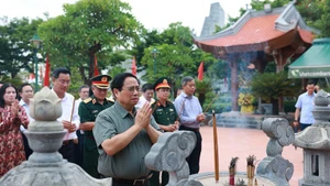 El primer ministro de Vietnam, Pham Minh Chinh, rinde homenaje en el templo dedicado al Presidente Ho Chi Minh y los mártires en el distrito de Dong Hoi (Foto: VNA)