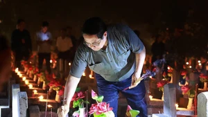 El primer ministro de Vietnam, Pham Minh Chinh, rinde homenaje a los caídos. (Foto: VNA)