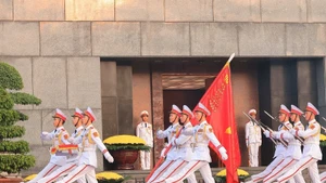La guardia de honor marcha en revista frente al Mausoleo de Ho Chi Minh. (Foto de archivo: VNA)
